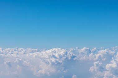 mavi gökyüzünde bulut .