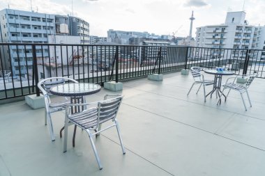 Masa ve sandalyeler üzerinde çatı üst Teras dış .