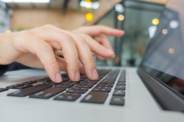 İş kadınlarının dizüstü bilgisayarda el yazısıyla klavye yazması. .