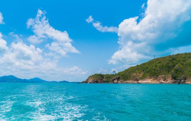 Deniz su yüzeyi tekne arkasında iz