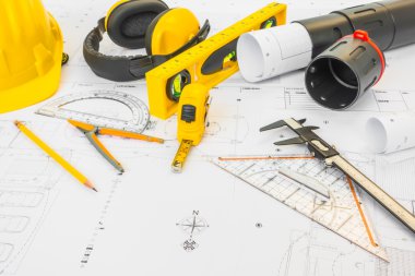 Bluep sarı kask ve çizim araçları ile inşaat planları