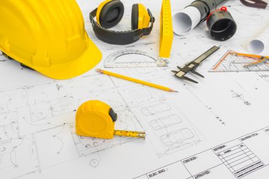 Bluep sarı kask ve çizim araçları ile inşaat planları