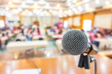 Konferans salonunda siyah mikrofon .