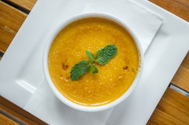 Kremalı puding beyaz plaka .