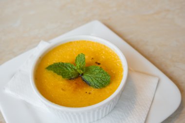 Kremalı puding beyaz plaka