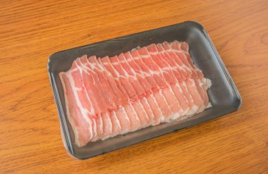 Ahşap masa üzerinde slayt çiğ domuz eti .