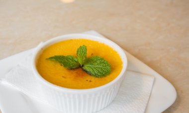 Kremalı puding beyaz plaka