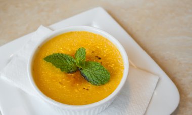 Kremalı puding beyaz plaka