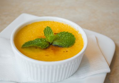 Kremalı puding beyaz plaka