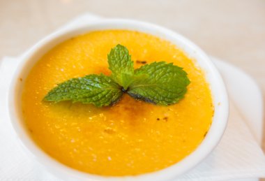 Kremalı puding beyaz plaka