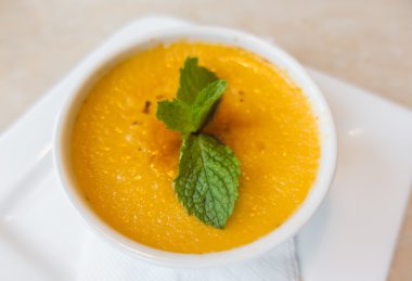 Kremalı puding beyaz plaka