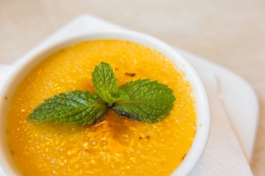 Kremalı puding beyaz plaka