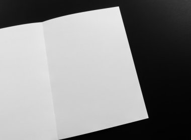 Bifold beyaz şablon kağıt üzerinde siyah arka plan .
