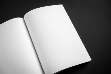 Katalog, dergi boş, sahte siyah arka plan üzerine kitap .