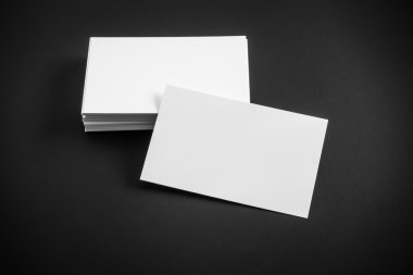 Kartvizit siyah arka plan üzerine .