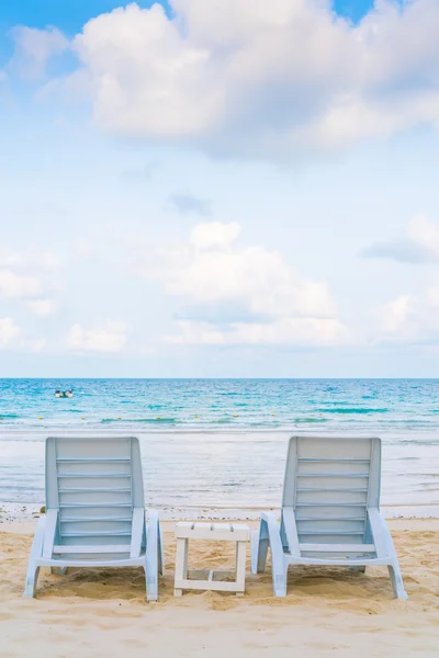 Belle sedie a sdraio sulla spiaggia tropicale di sabbia bianca — Foto Stock