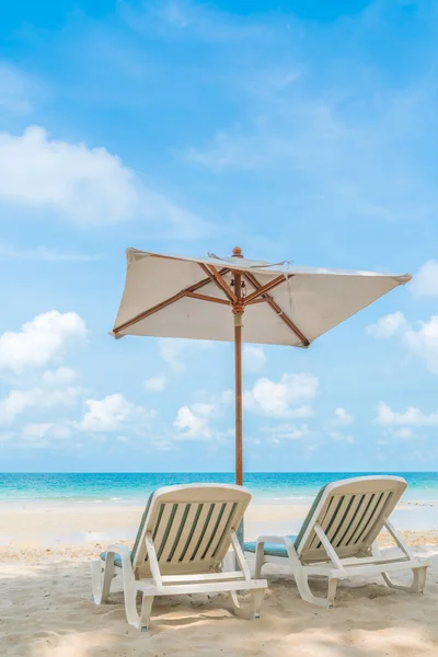Krásná plážová lehátka s deštníkem na tropické bílý písek beac — Stock fotografie