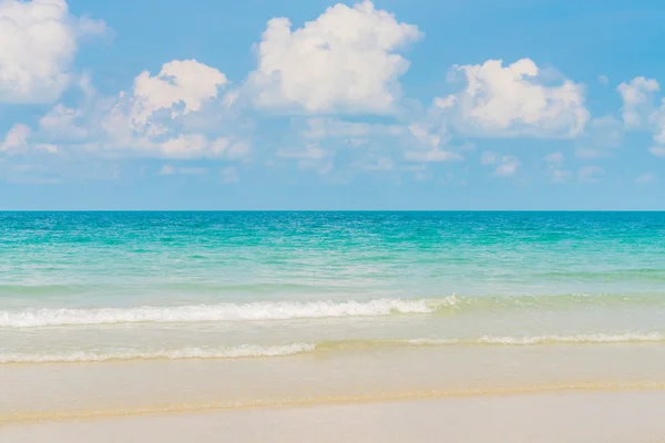 Hermosa playa de arena blanca con mar azul y cielo —  Fotos de Stock