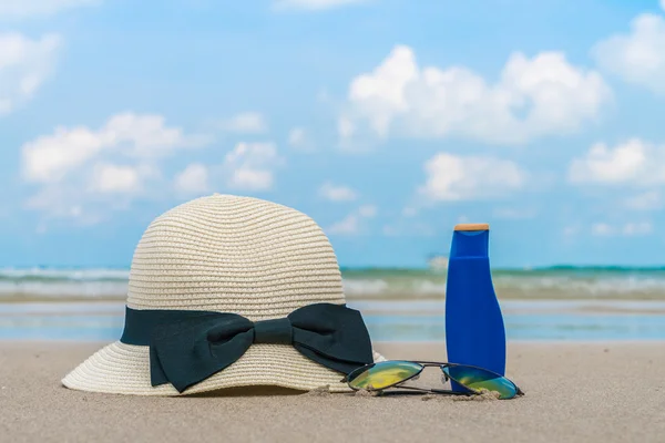サングラス、日焼け止めクリームと帽子に白い砂のビーチ — ストック写真
