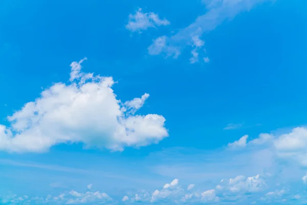 Nuvem no céu azul — Fotografia de Stock