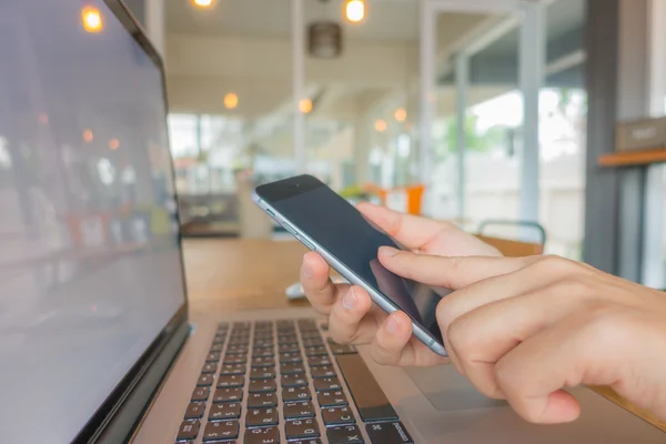 Gros plan de femme d'affaires tapant à la main sur le clavier d'ordinateur portable avec mo — Photo