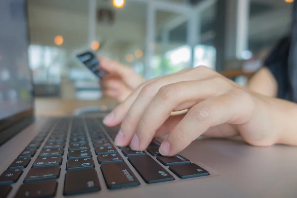 Hände, die eine Kreditkarte halten und Laptop-Computer für Online- — Stockfoto