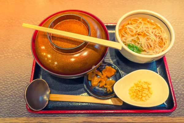 Fideos de ramen japoneses en la mesa. (Imagen filtrada procesada vint — Foto de Stock