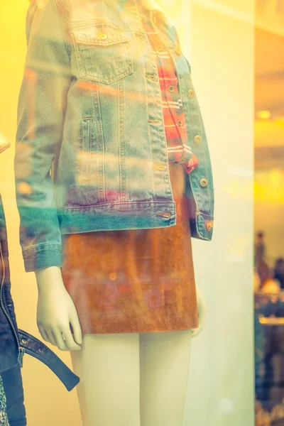 Donna vestita manichini nel negozio di moda. , Immagine filtrata pro — Foto Stock