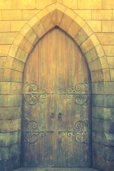 Porta antiga estilo retro. (Imagem filtrada processada vintage e — Fotografia de Stock