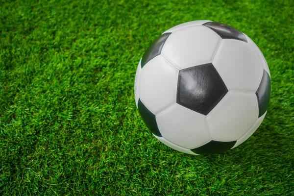 Bola de futebol na grama verde . — Fotografia de Stock