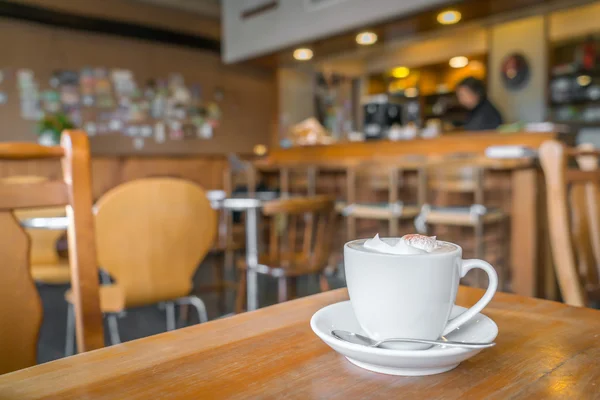 Kaffeetasse auf dem Tisch im Café — Stockfoto