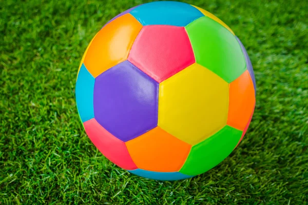 Pravá kůže barevné multi barva fotbalový míč na zelené trávě . — Stock fotografie