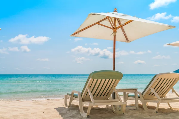 在热带的白色沙滩上沙滩椅 — 图库照片