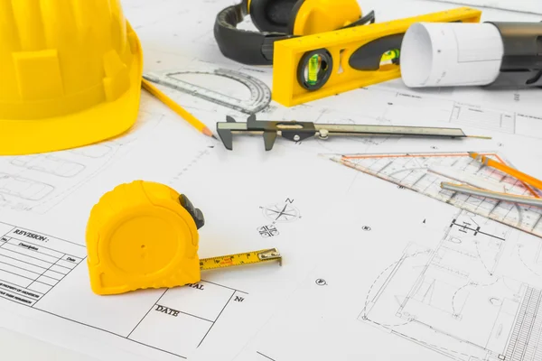 Plans de construction avec casque jaune et outils de dessin sur bluep — Photo