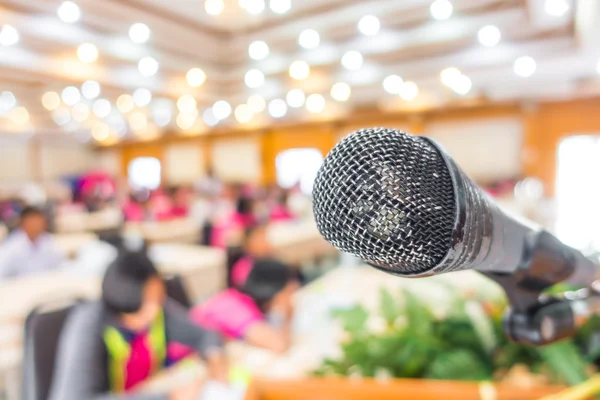 Velho microfone preto na sala de conferências  . — Fotografia de Stock