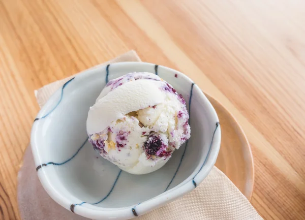 Helado de fresa en cuenco sobre mesa de madera . —  Fotos de Stock