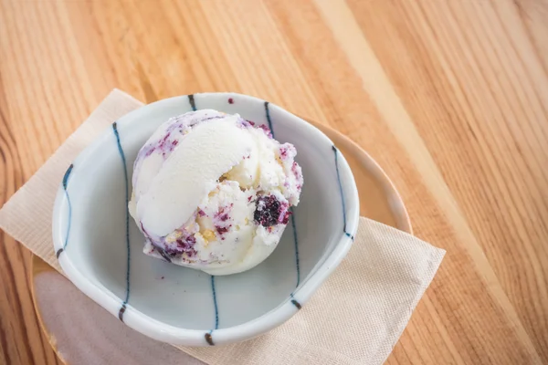 나무 식탁 위에 놓인 큰 딸기 아이스크림 . — 스톡 사진