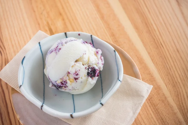 Helado de fresa en cuenco sobre mesa de madera . —  Fotos de Stock