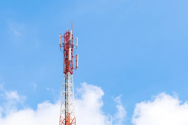 Telekommunikationsturm mit schönem Himmel . — Stockfoto