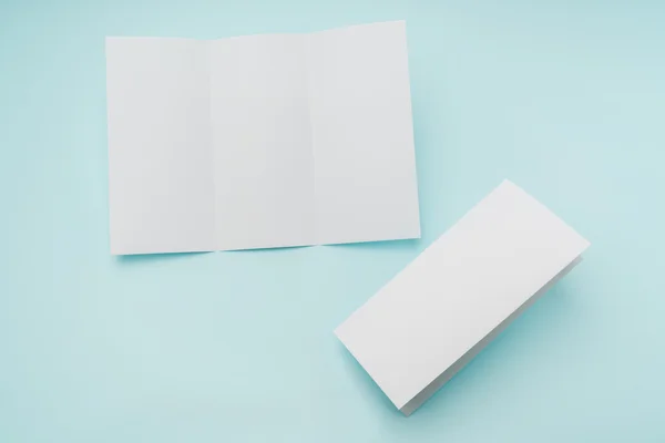 Tríptico papel de plantilla blanco sobre fondo azul  . —  Fotos de Stock