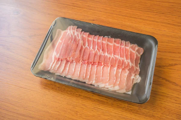 Слайд сырой свинины на деревянном столе  . — стоковое фото