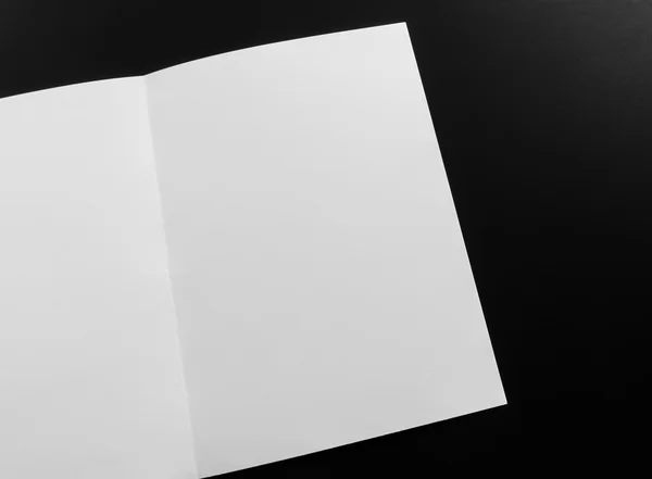 Bifold carta modello bianco su sfondo nero  . — Foto Stock