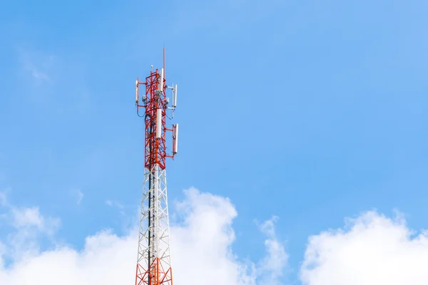 Πύργος τηλεπικοινωνιών με όμορφο ουρανό . — Φωτογραφία Αρχείου