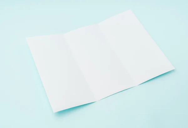 Driebladige wit sjabloon papier op blauwe achtergrond . — Stockfoto