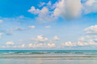 Güzel mavi deniz ve gökyüzü