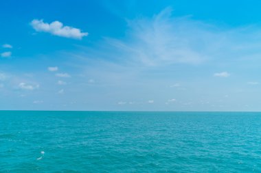 Güzel mavi deniz ve gökyüzü
