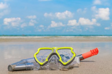 Beyaz deniz kum plajında Scuba dalış ekipmanı