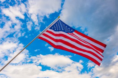 Mavi gökyüzünde Amerikan bayrağı .