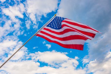 Mavi gökyüzünde Amerikan bayrağı .