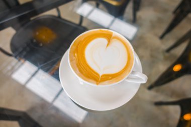 Latte Kahve sanat masada .